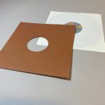 10-tum ytterfodral med hål brun kartong 25-pack